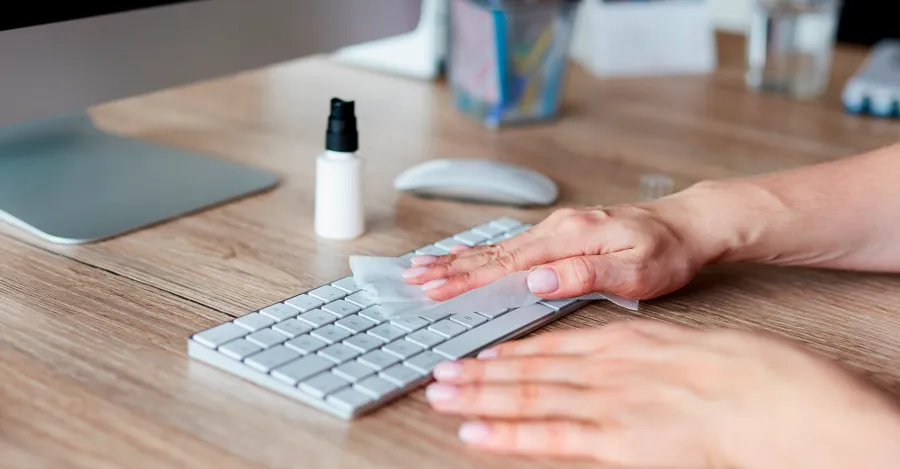 A limpeza empresarial profissional se trata de um serviço terceirizado realizado por uma equipe treinada, com processos padronizados e uso de produtos adequados para cada tipo de ambiente.